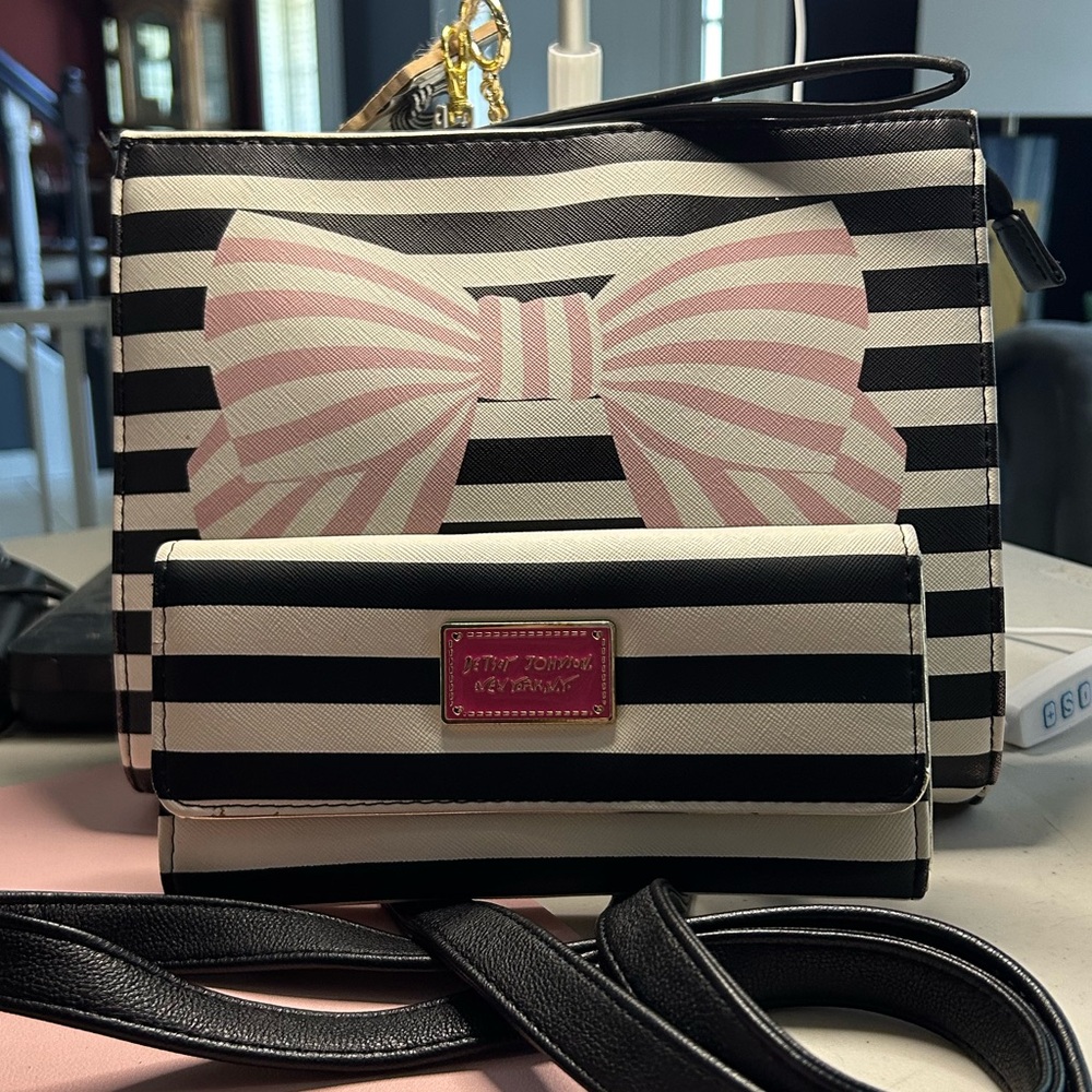 Betsey Johnson Clutch Large Wristlet and Crossbody Wallet EUC Stripes Vintage